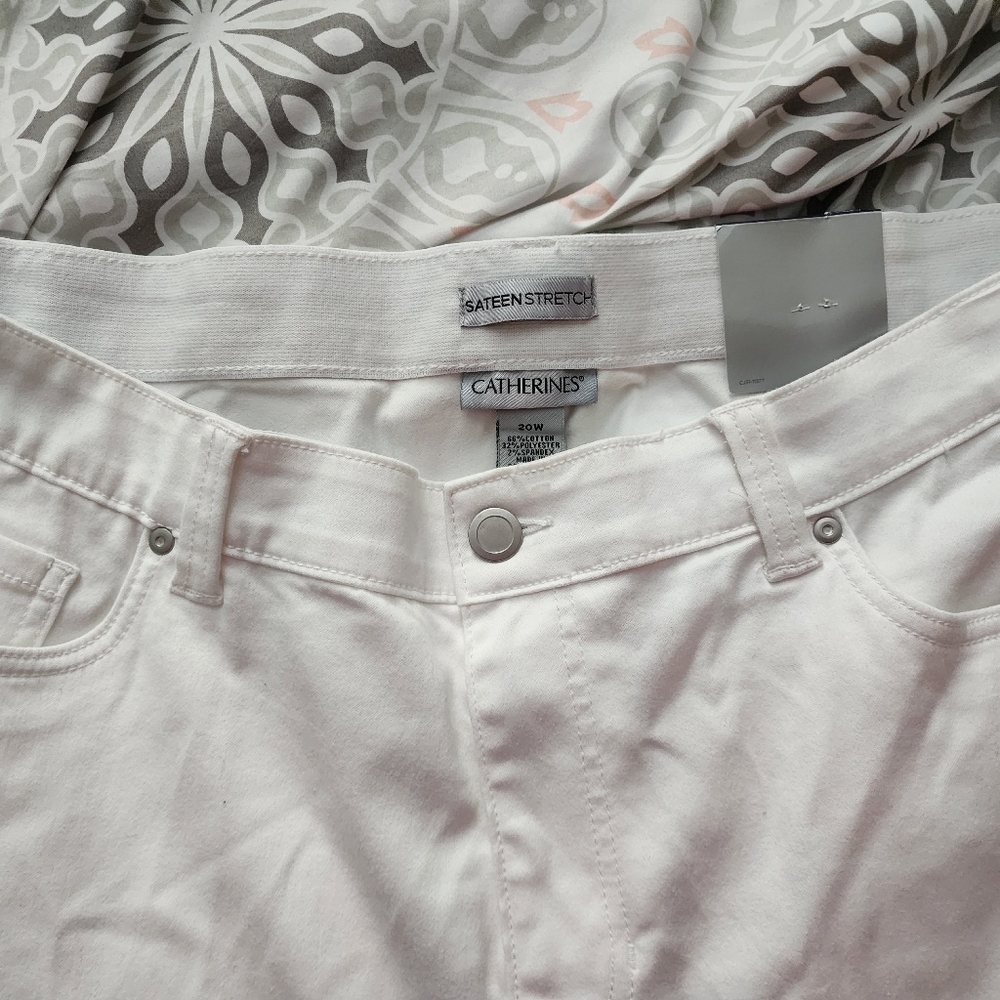 Catherine's NWT white stretch capris
